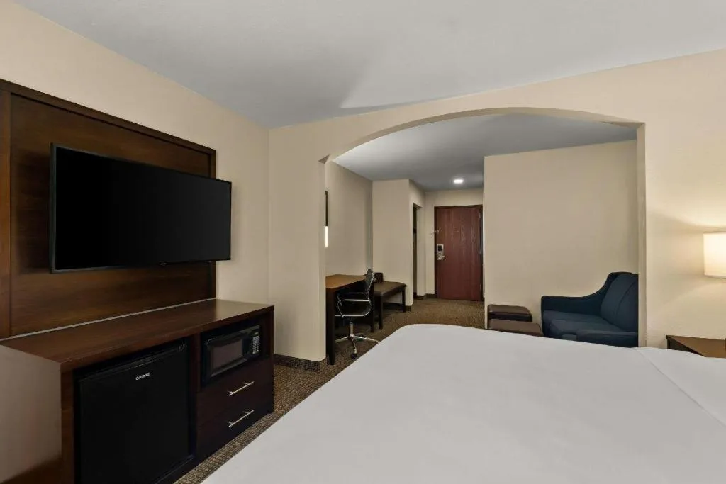 Bed in Comfort Inn & Suites Atoka