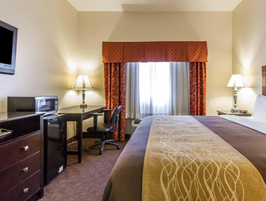 Bed in Comfort Inn & Suites Atoka