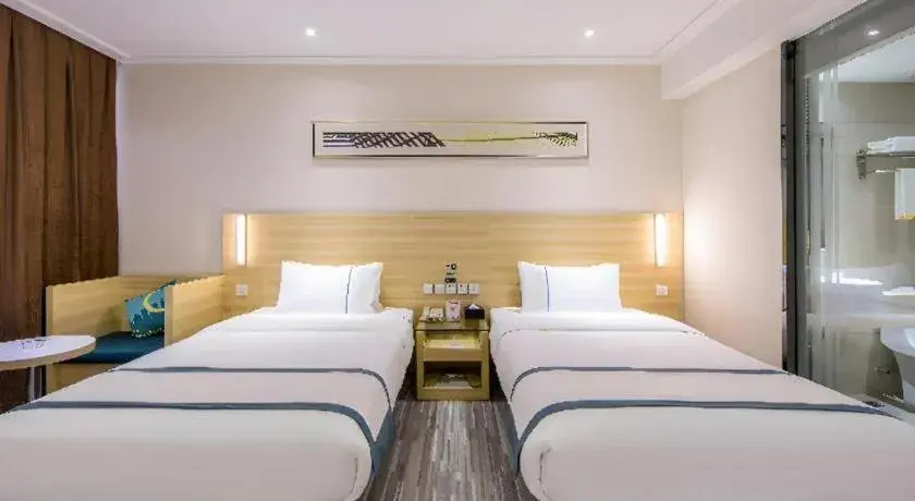 Bed in City Comfort Inn Guangzhou Baiyun Mountain Bed in City Comfort Inn Guangzhou Baiyun Mountain