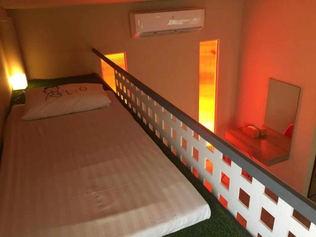 Bed in Red Z The Ocean