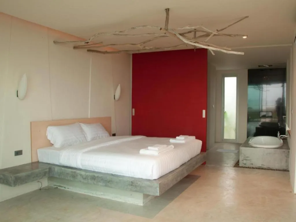 Bed in Red Z The Ocean