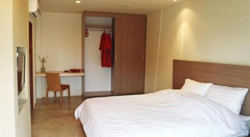 Bed in Red Z The Ocean