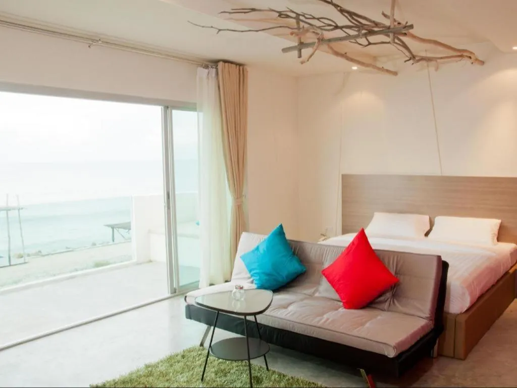 Bed in Red Z The Ocean