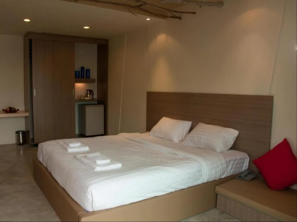 Bed in Red Z The Ocean