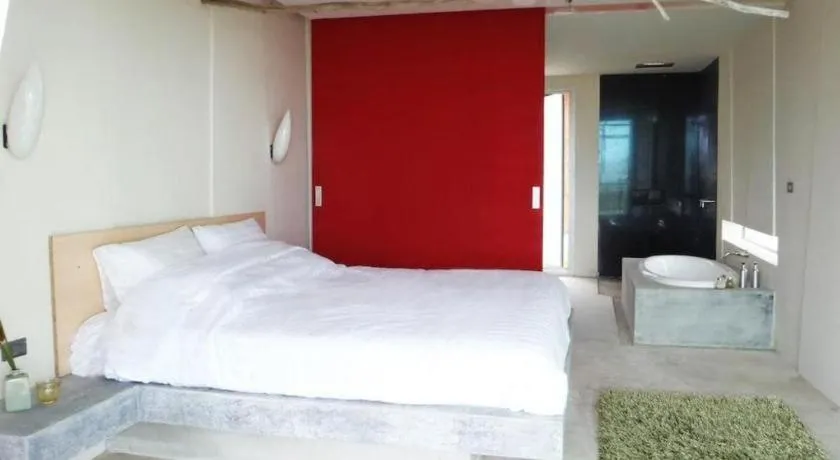 Bed in Red Z The Ocean