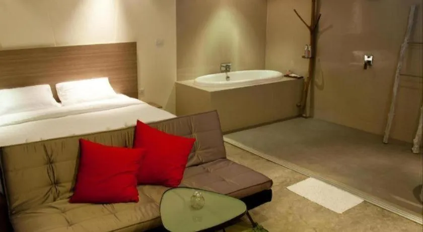 Bed in Red Z The Ocean