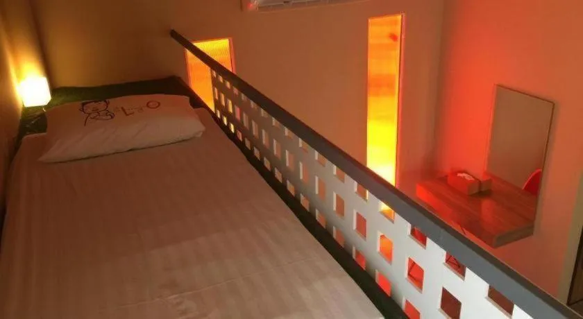 Bed in Red Z The Ocean