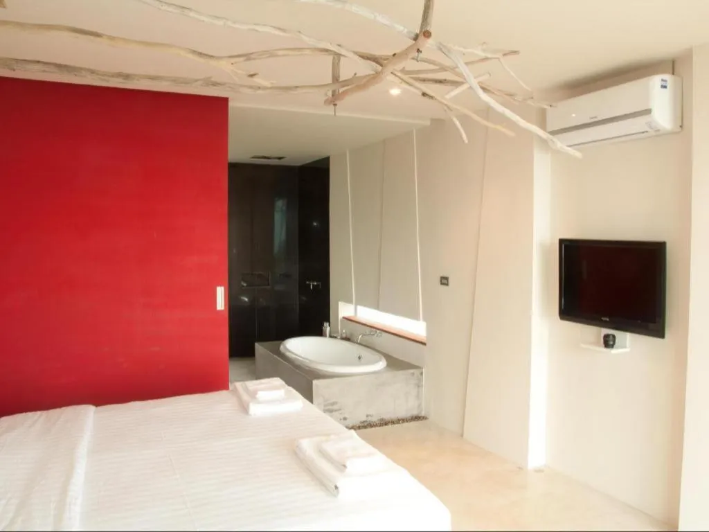 Bed in Red Z The Ocean