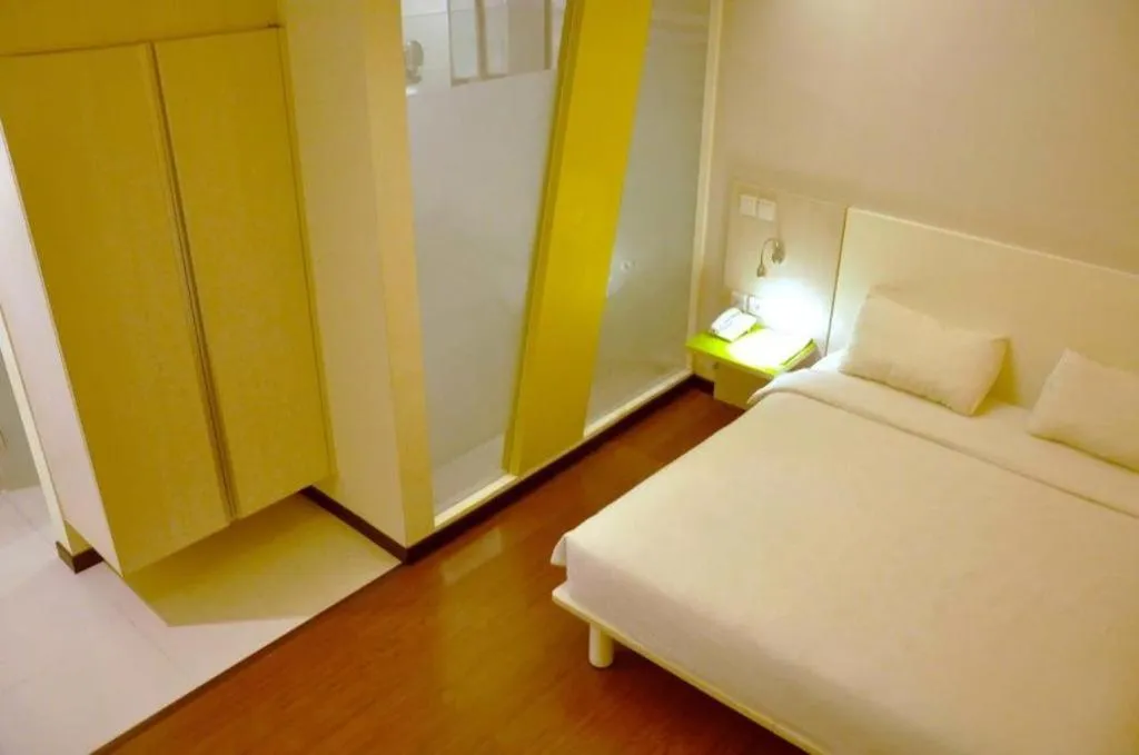 Bed in Everbright Ambon Hotel