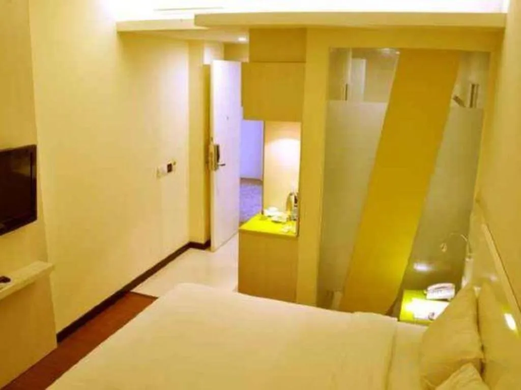 Bed in Everbright Ambon Hotel