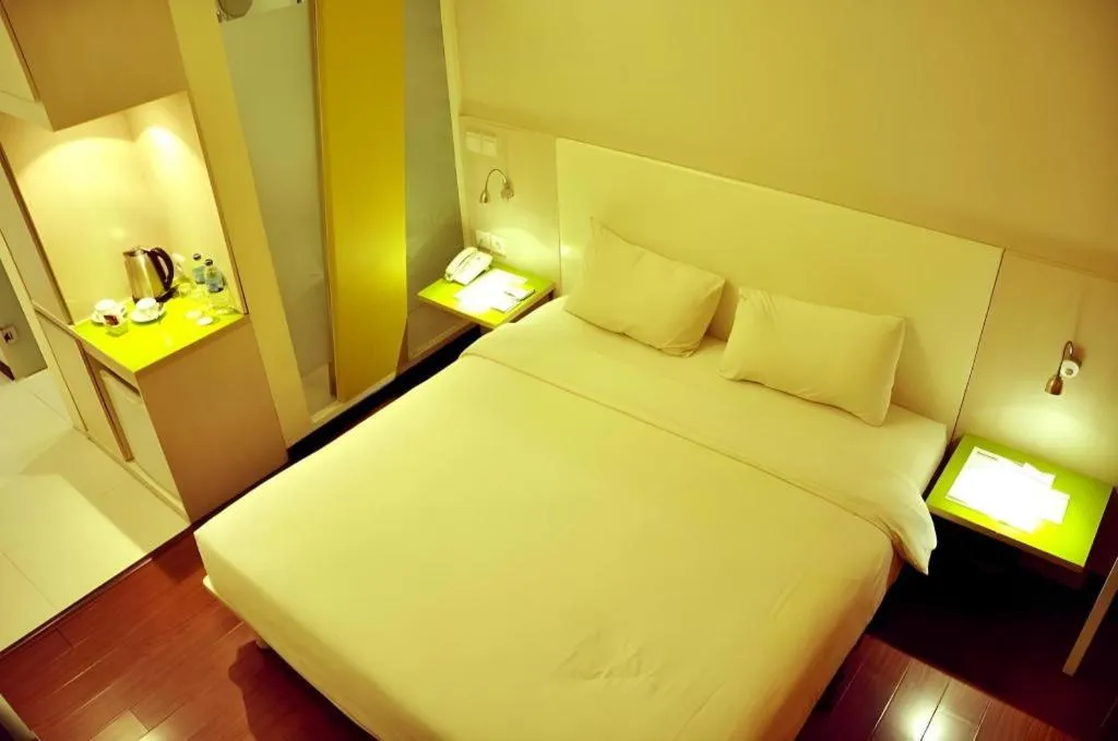 Bed in Everbright Ambon Hotel