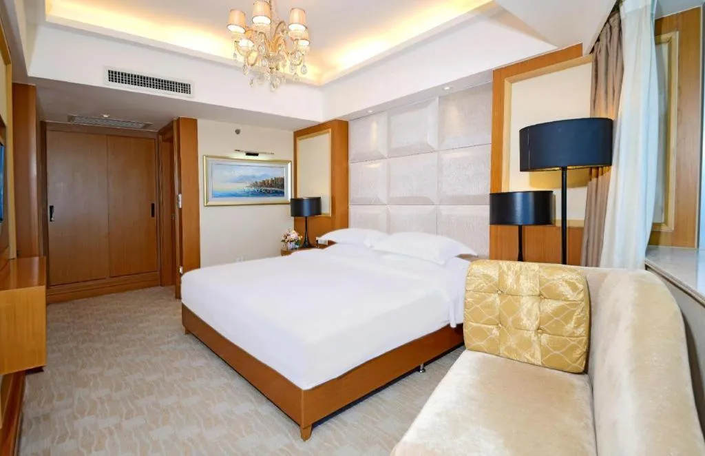 Bed in Golden Sea View Hotel Haikou