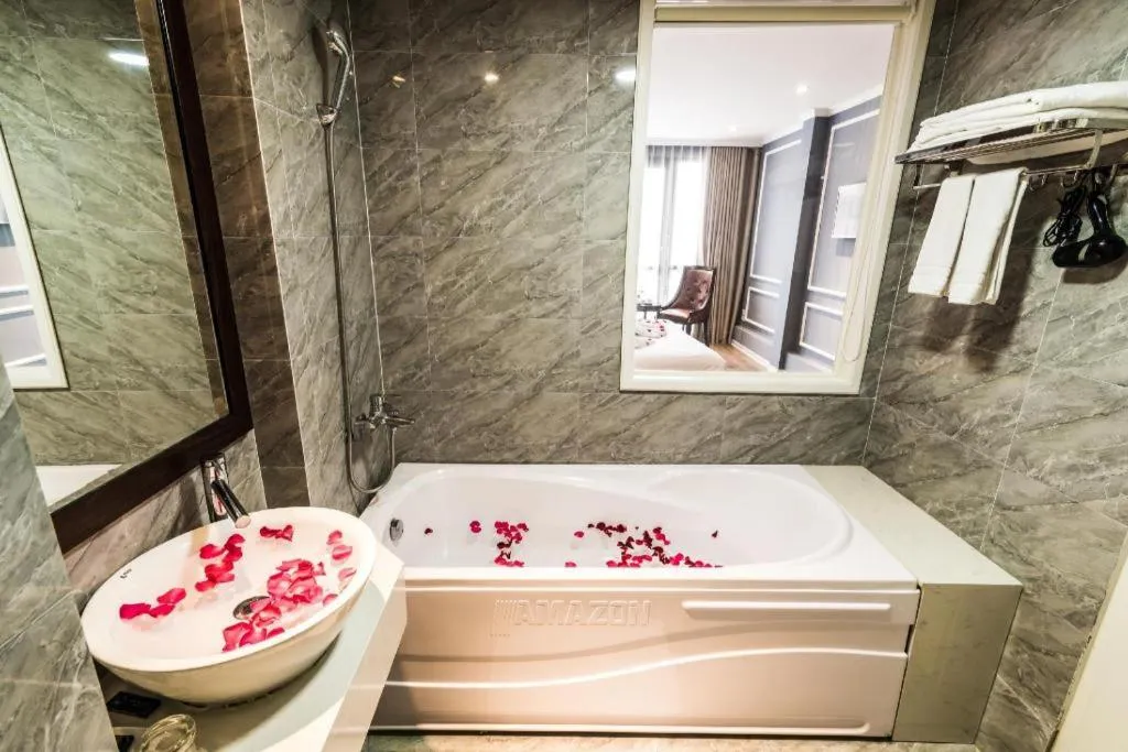 Ha Noi Crystal Pearl Hotel