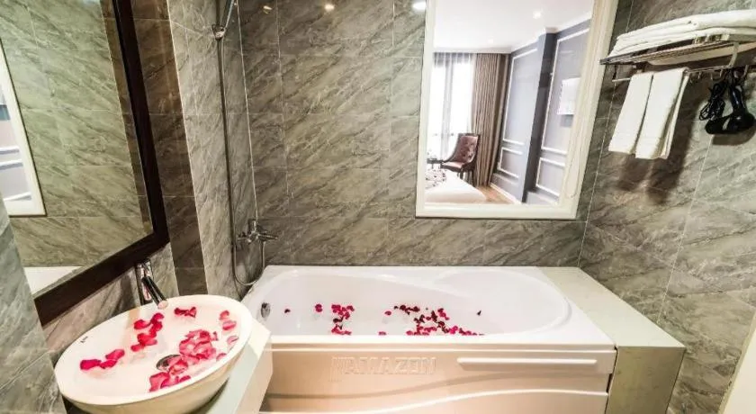 Ha Noi Crystal Pearl Hotel