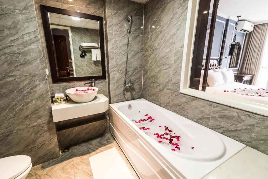 Ha Noi Crystal Pearl Hotel