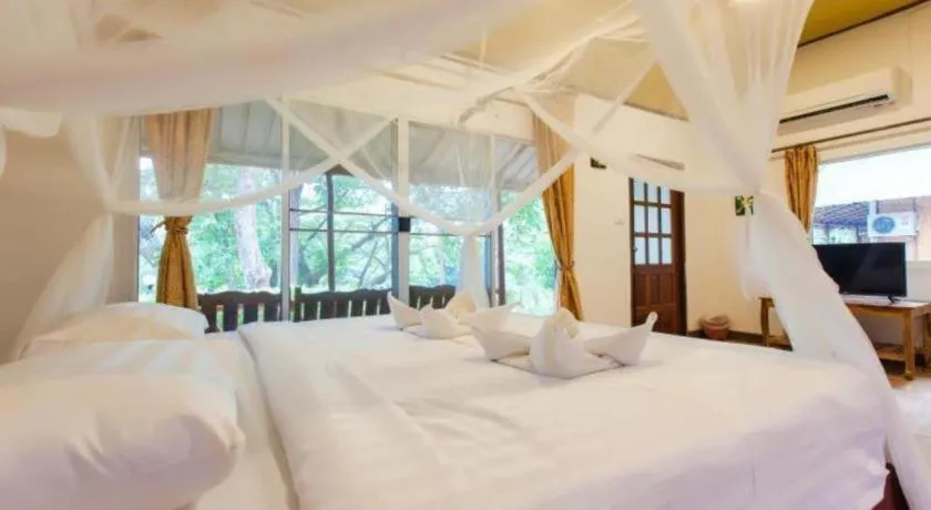 Bed in Varee Valley Resort and Restaurant