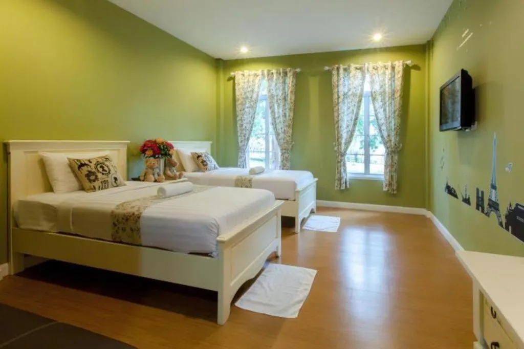 Bed in Varee Valley Resort and Restaurant