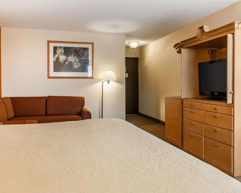 Bed in Quality Inn & Suites Shelbyville I-74