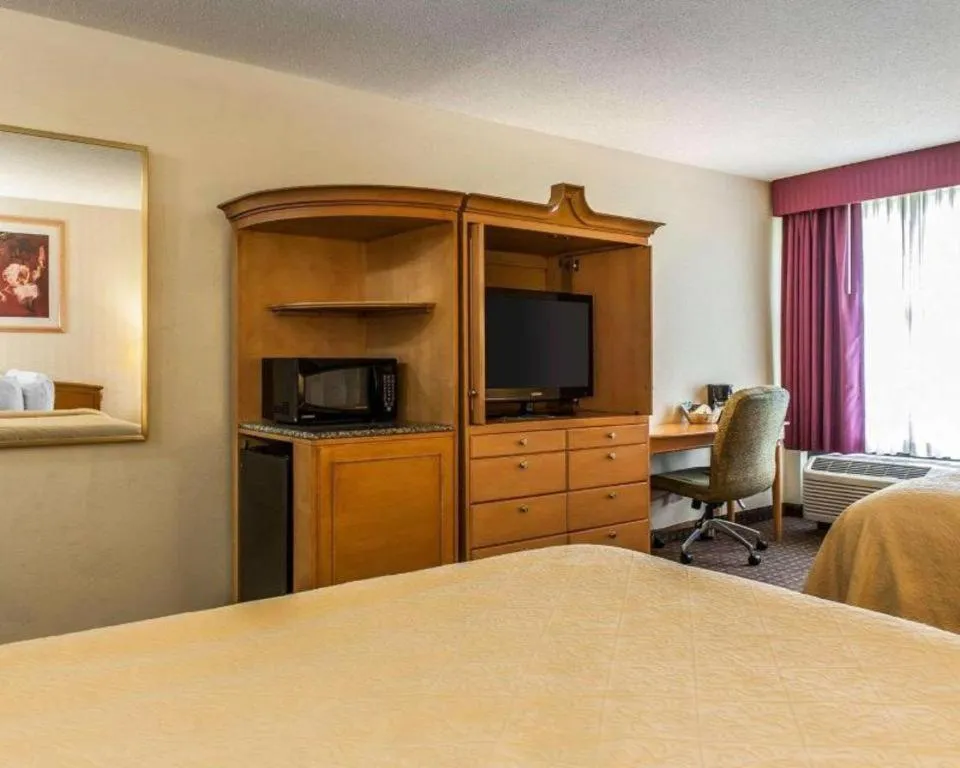 Bed in Quality Inn & Suites Shelbyville I-74