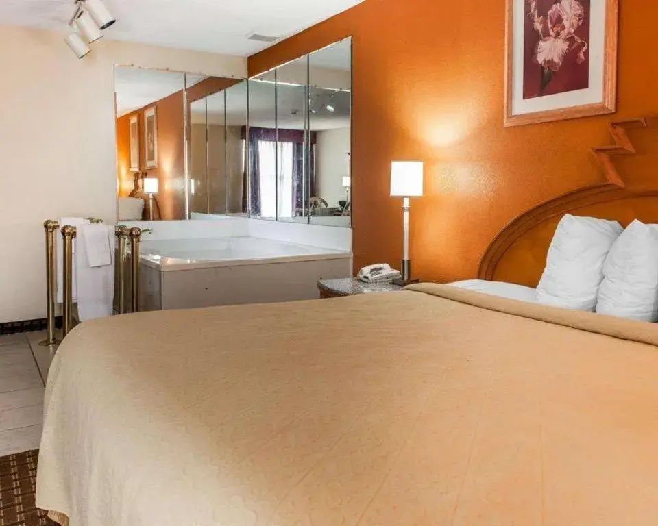 Bed in Quality Inn & Suites Shelbyville I-74 Bed in Quality Inn & Suites Shelbyville I-74