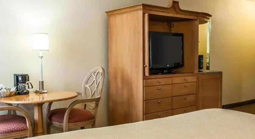 Bed in Quality Inn & Suites Shelbyville I-74 Bed in Quality Inn & Suites Shelbyville I-74