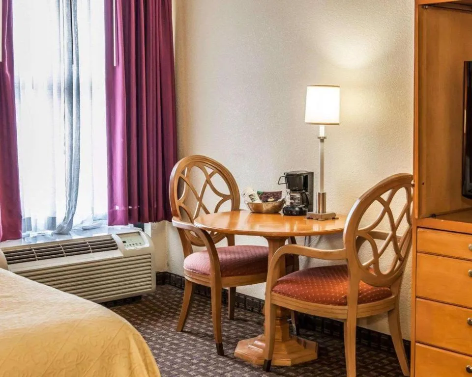 Bed in Quality Inn & Suites Shelbyville I-74