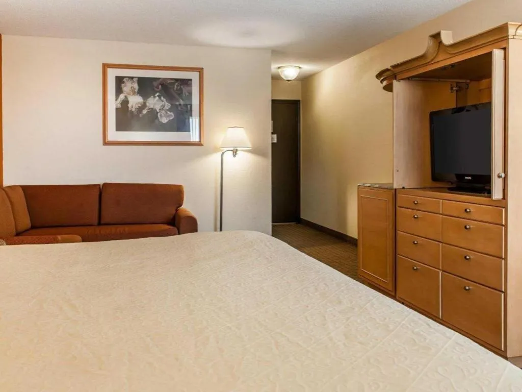 Bed in Quality Inn & Suites Shelbyville I-74