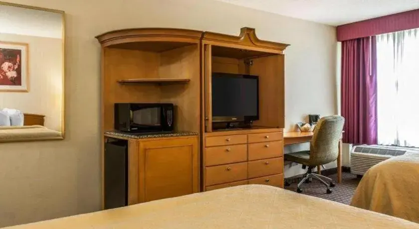 Bed in Quality Inn & Suites Shelbyville I-74 Bed in Quality Inn & Suites Shelbyville I-74