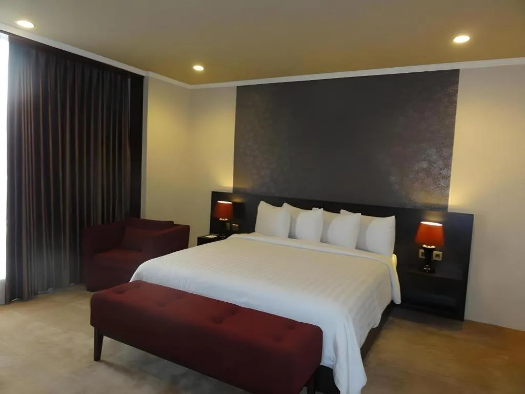 Bed in Regent's Park Hotel at Kayutangan Malang