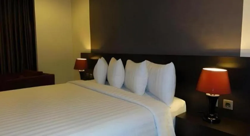 Bed in Regent's Park Hotel at Kayutangan Malang