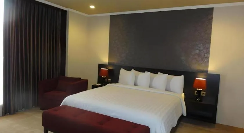 Bed in Regent's Park Hotel at Kayutangan Malang
