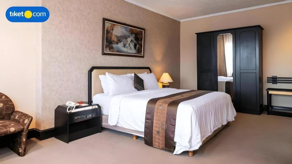 Bed in Regent's Park Hotel at Kayutangan Malang