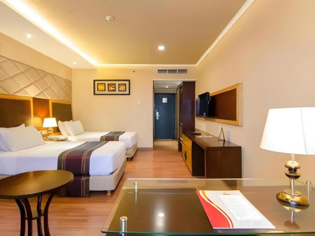 Bed in Regent's Park Hotel at Kayutangan Malang