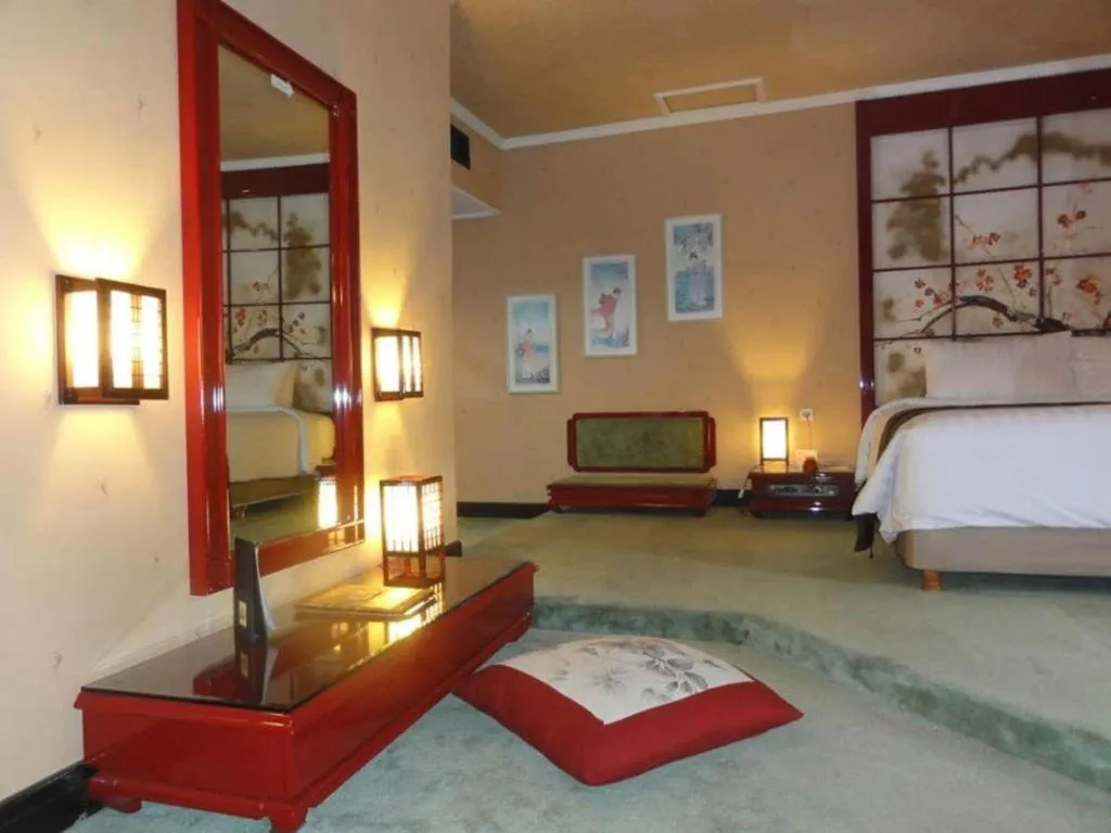 Bed in Regent's Park Hotel at Kayutangan Malang