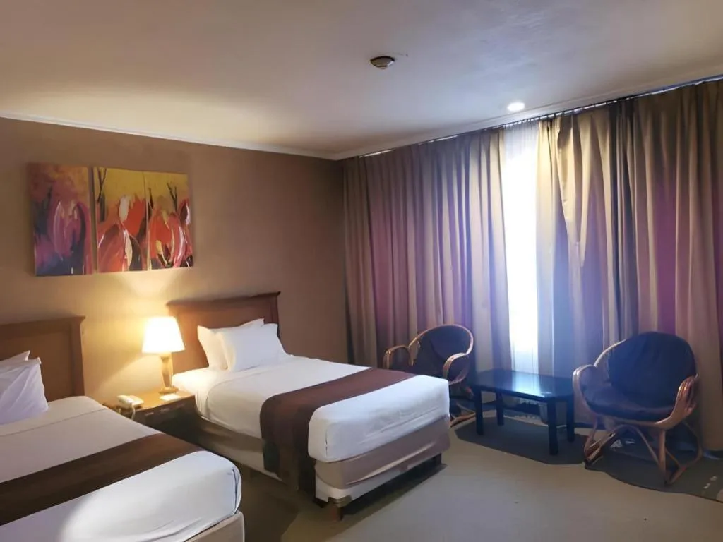 Bed in Regent's Park Hotel at Kayutangan Malang