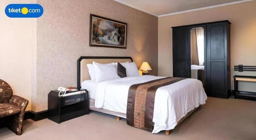 Bed in Regent's Park Hotel at Kayutangan Malang