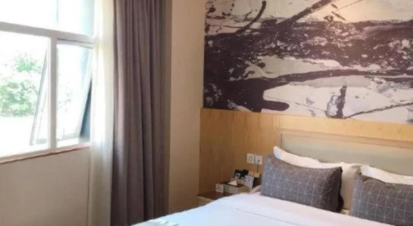 Bed in ST. MORITZ BUSINESS HOTEL