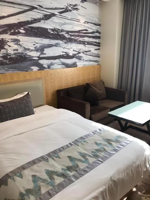 Bed in ST. MORITZ BUSINESS HOTEL