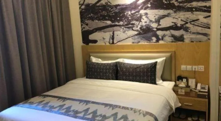 Bed in ST. MORITZ BUSINESS HOTEL