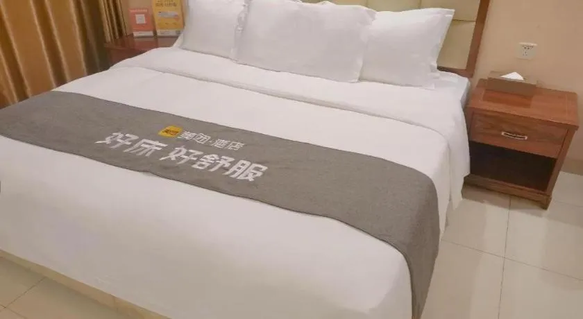 Bed in Foshan Baolong Hotel