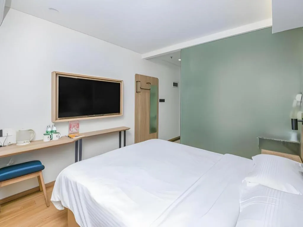 Bed in GreenTree Inn Beijing Chaoyang District Shilihe Subway Station Express Hotel