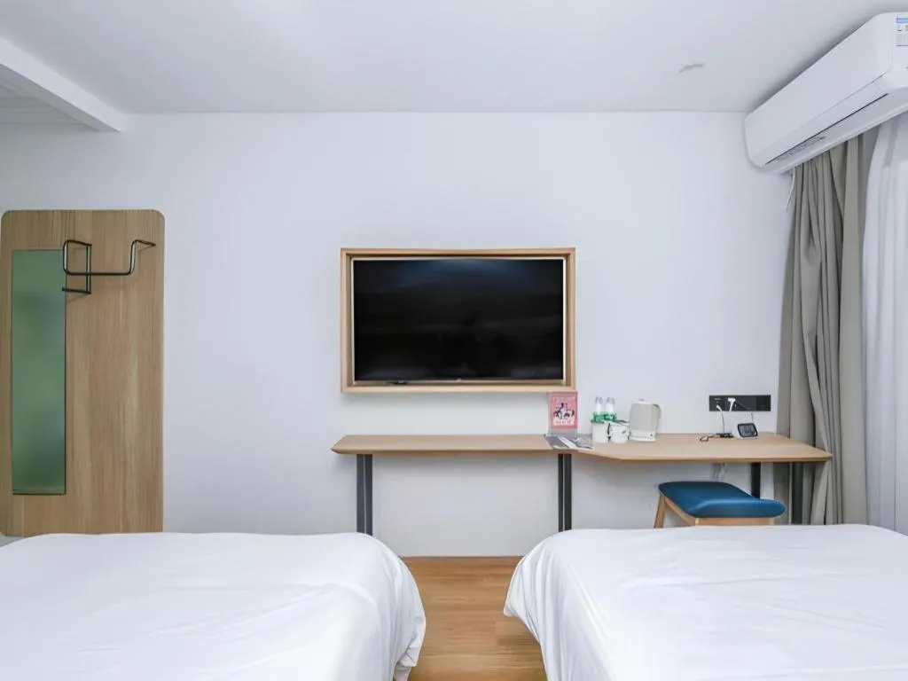 Bed in GreenTree Inn Beijing Chaoyang District Shilihe Subway Station Express Hotel