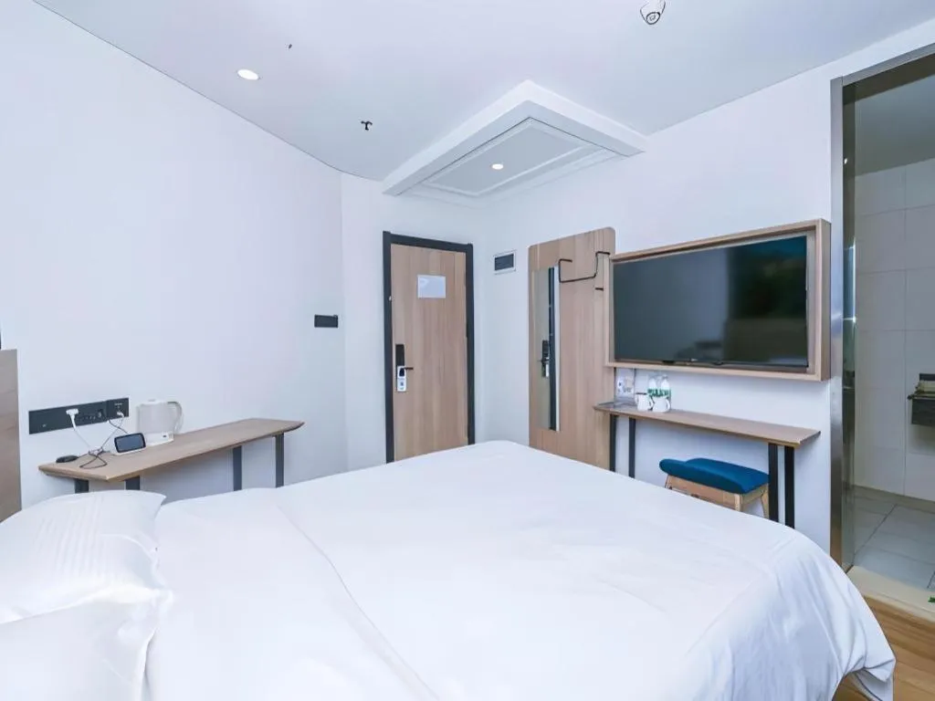 Bed in GreenTree Inn Beijing Chaoyang District Shilihe Subway Station Express Hotel
