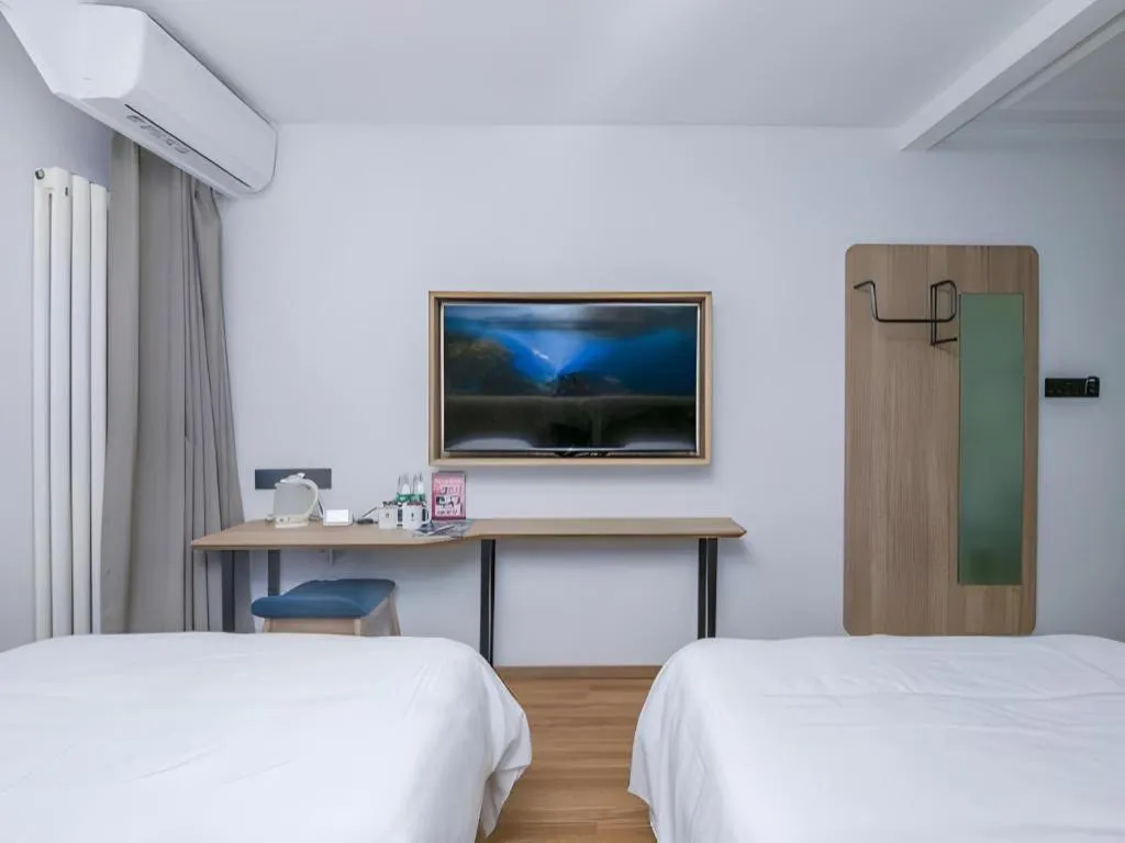 Bed in GreenTree Inn Beijing Chaoyang District Shilihe Subway Station Express Hotel
