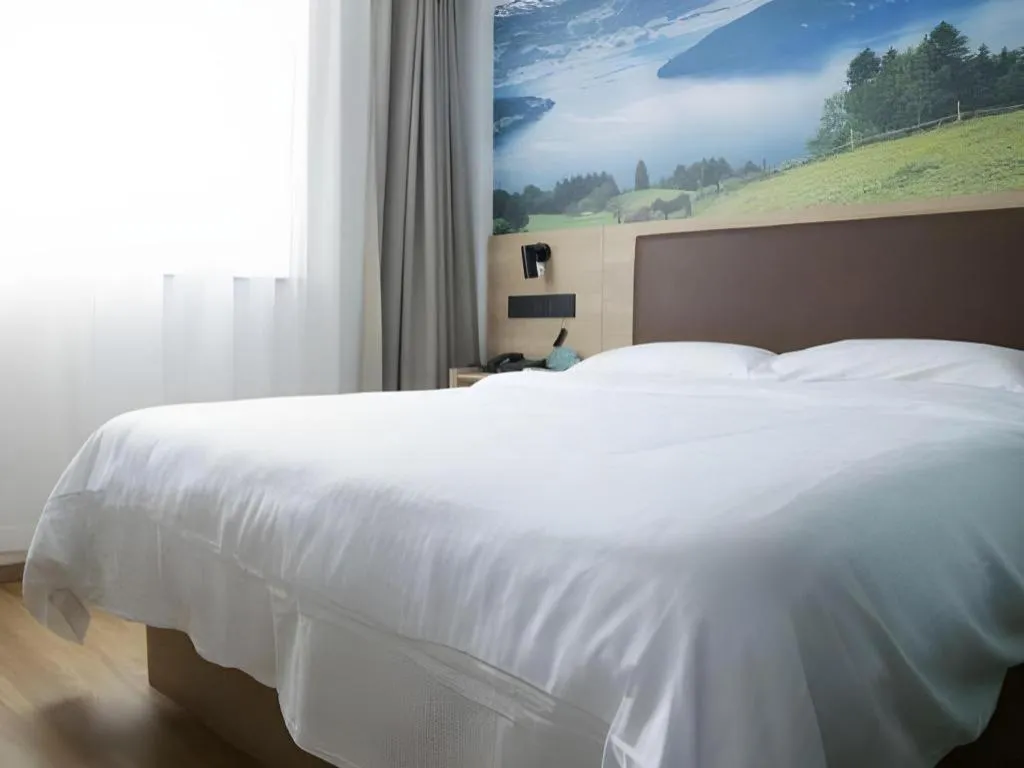 Bed in GreenTree Inn Beijing Chaoyang District Shilihe Subway Station Express Hotel