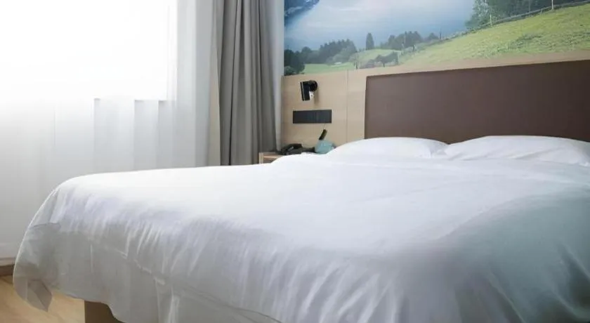 Bed in GreenTree Inn Beijing Chaoyang District Shilihe Subway Station Express Hotel