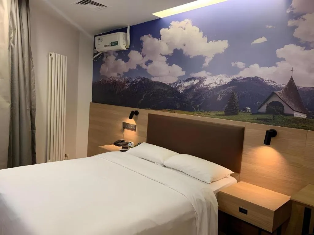 Bed in GreenTree Inn Beijing Chaoyang District Shilihe Subway Station Express Hotel