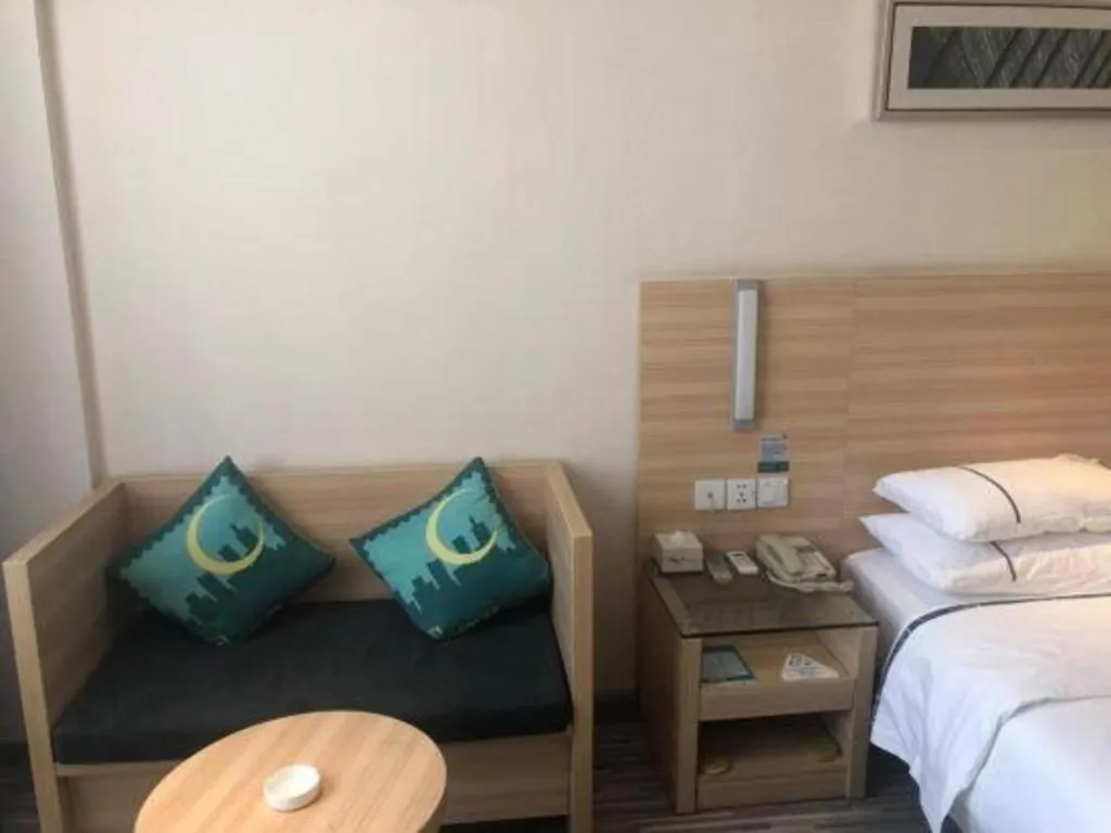 Bed in City Comfort Inn Huanggang Baota Avenue