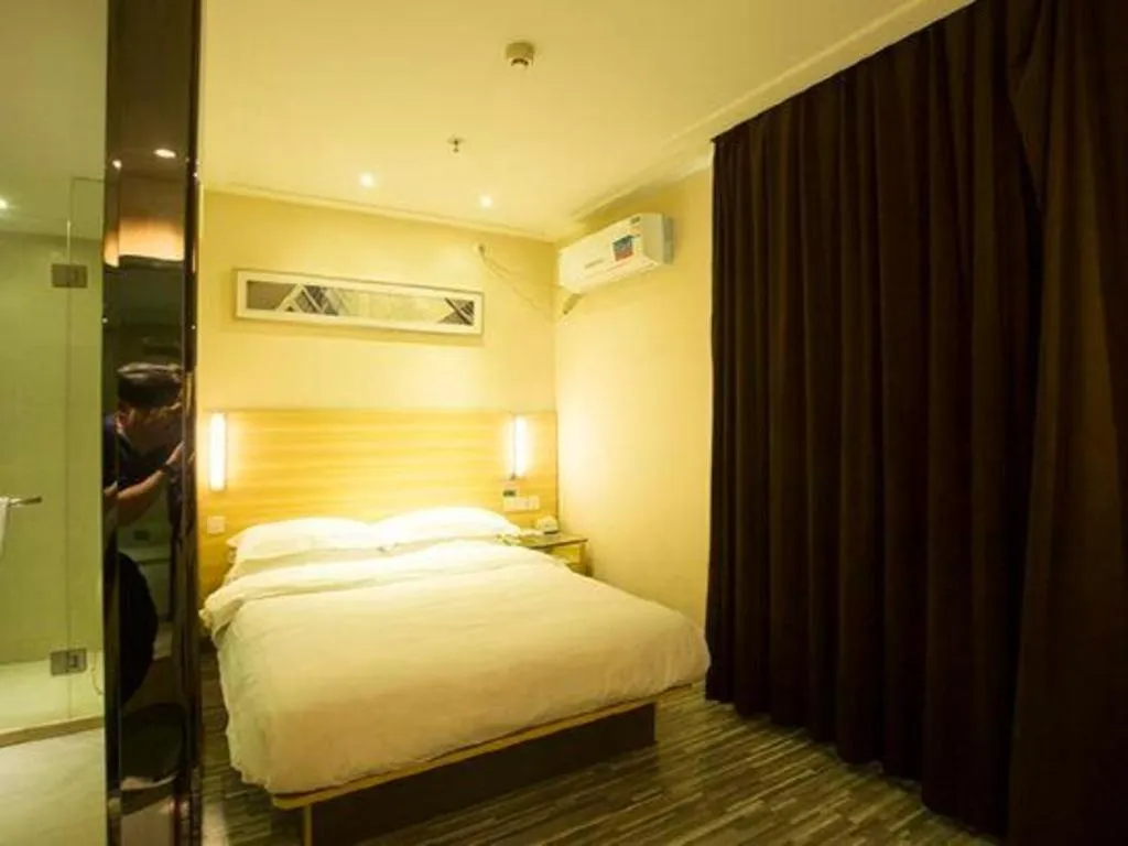 Bed in City Comfort Inn Huanggang Baota Avenue