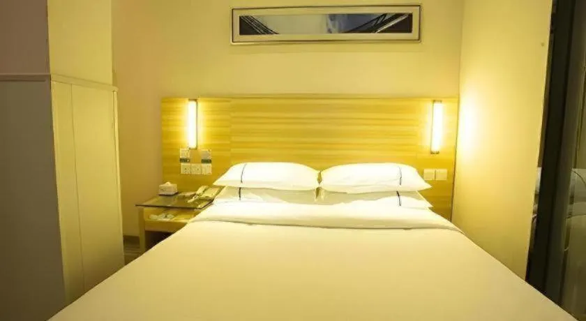 Bed in City Comfort Inn Huanggang Baota Avenue
